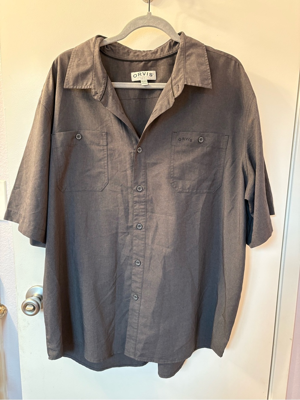 Orvis Men's Short-Sleeve Button-Up Shirt in Charcoal